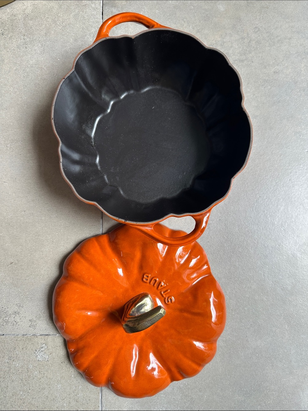 Staub Cast Iron 3.5 qt Pumpkin Cocotte in Orange with Brass Knob - Picture 7 of 10